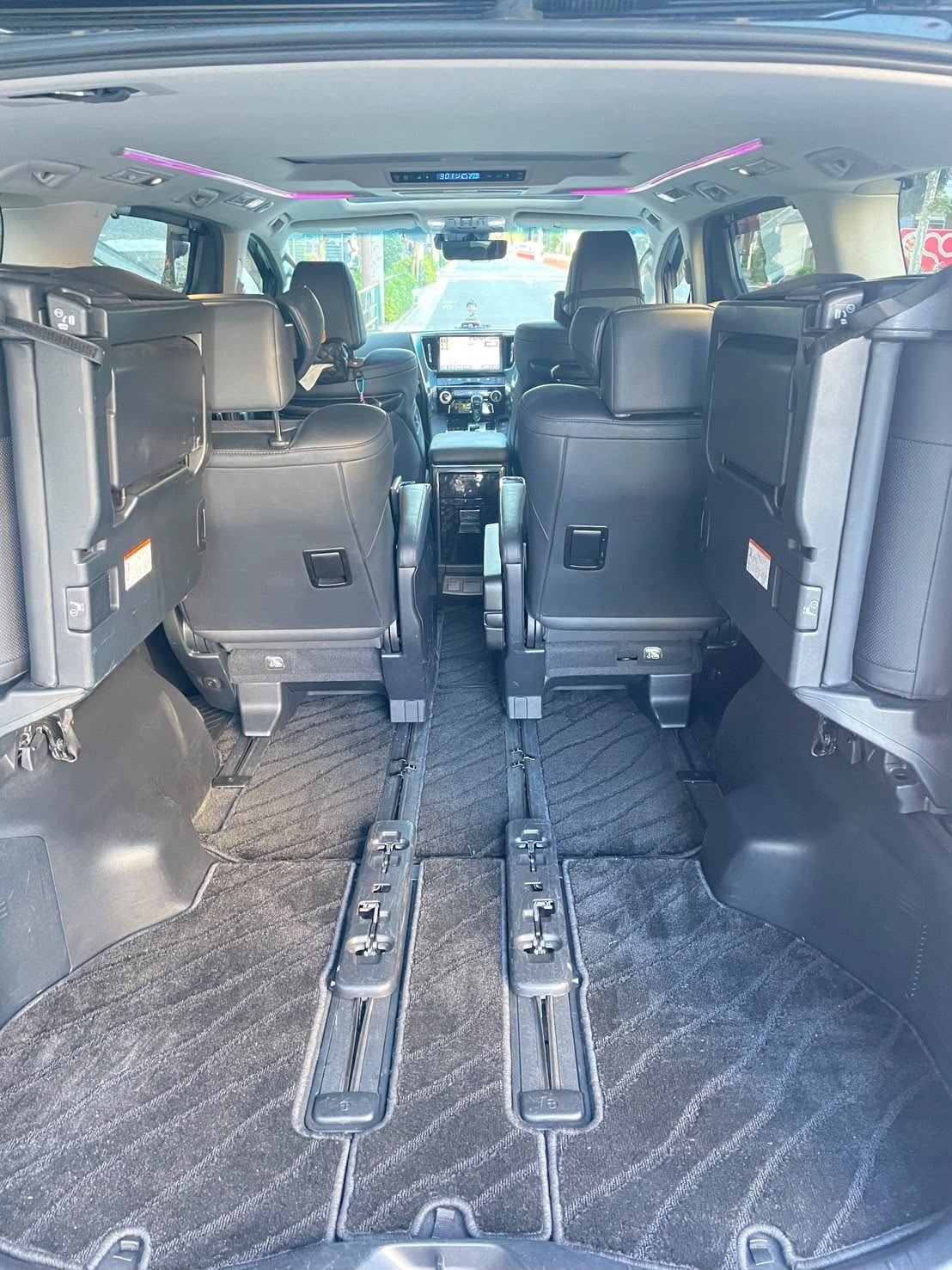 Flexible rear cargo space with folded seating