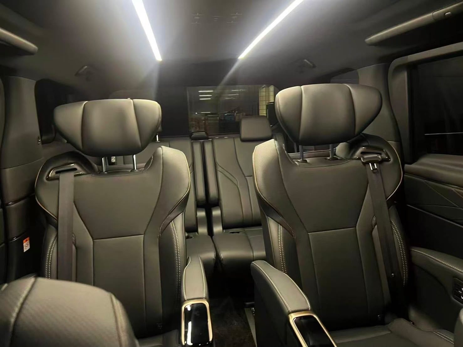 Rear captain seats with overhead reading lights